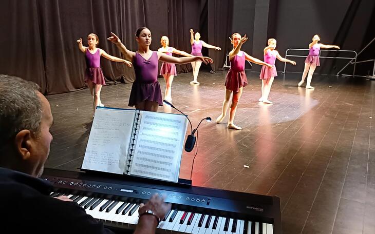 El Conservatorio de Danza reúne a 450 escolares de Benidorm en el ciclo ‘¿Quieres bailar?’
